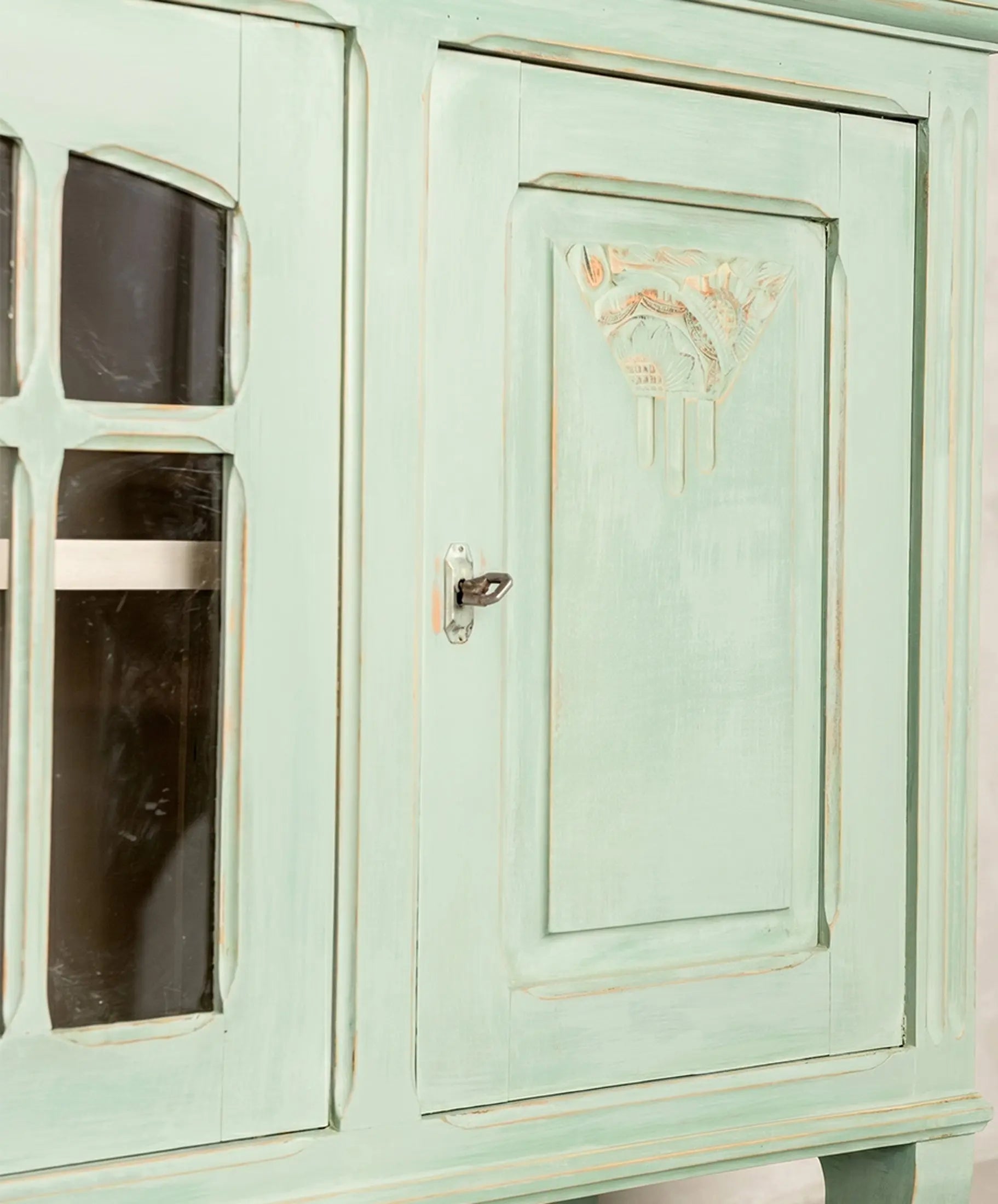 Detalle vidriera central con cristal original y puerta ciega Art Nouveau con talla floral — Antique Arte y Decoración