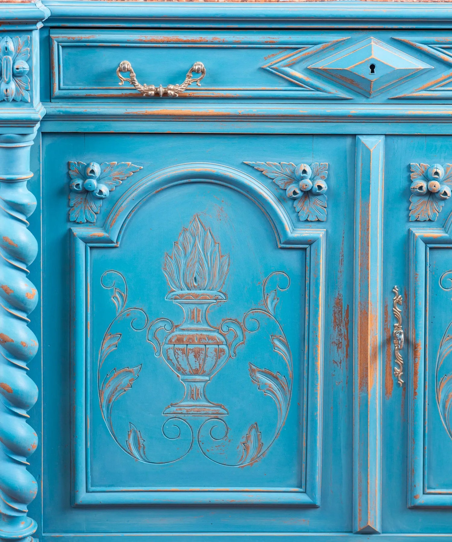 Aparador Antiguo con Espejo y Mármol en Azul Decapé | Estilo Enrique II