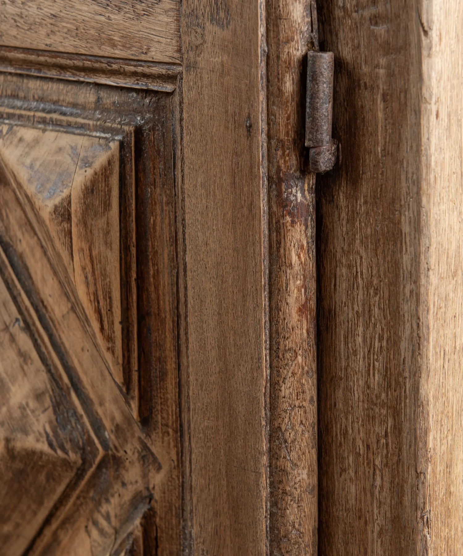 Pequeño Aparador Antiguo Rústico en Madera Lavada con Tallas de Punta de Diamante