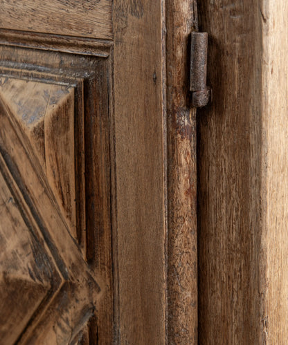 Pequeño Aparador Antiguo Rústico en Madera Lavada con Tallas de Punta de Diamante