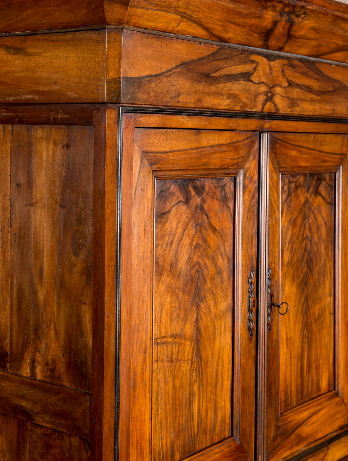 Detalle cornisa y puertas altas con chapa de nogal casada en espejo, siglo XIX — Antique Arte y Decoración