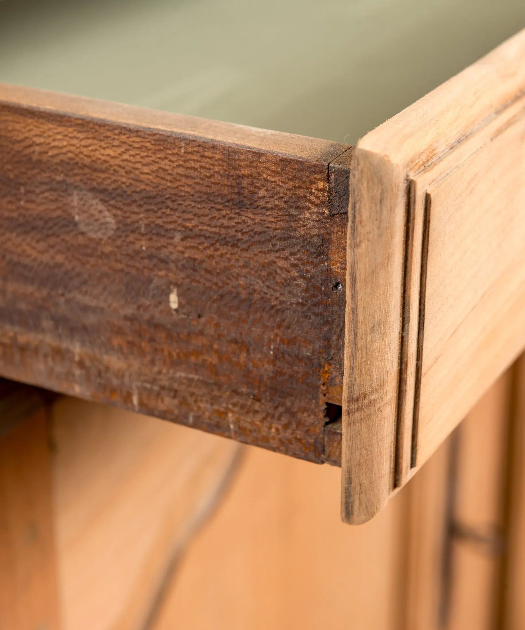 Detalle de ensamblaje del cajón en madera maciza del aparador platero — Antique Arte y Decoración