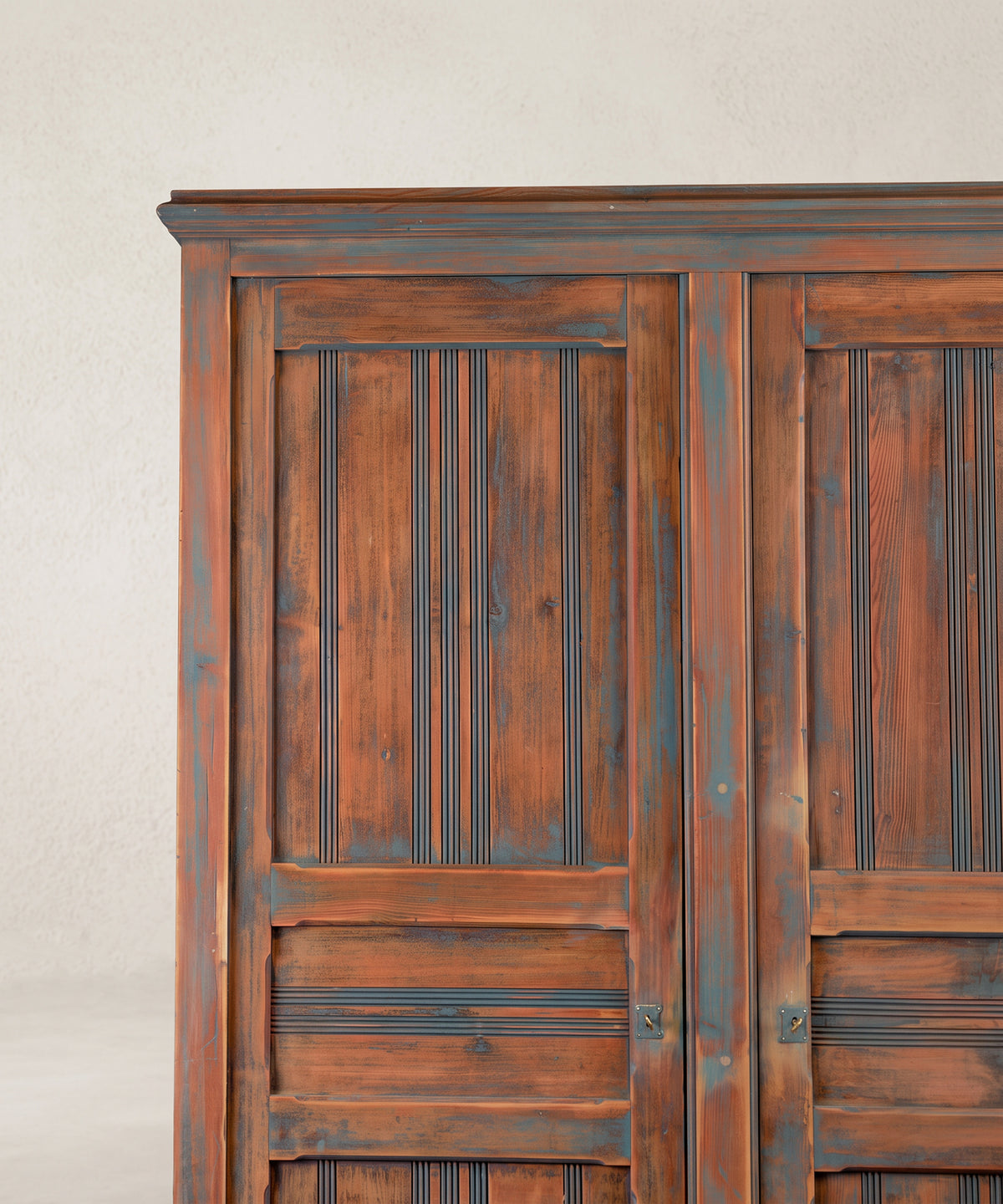 Detalle puerta izquierda con junquillos y bocallave cuadrada con llave — Antique Arte y Decoración