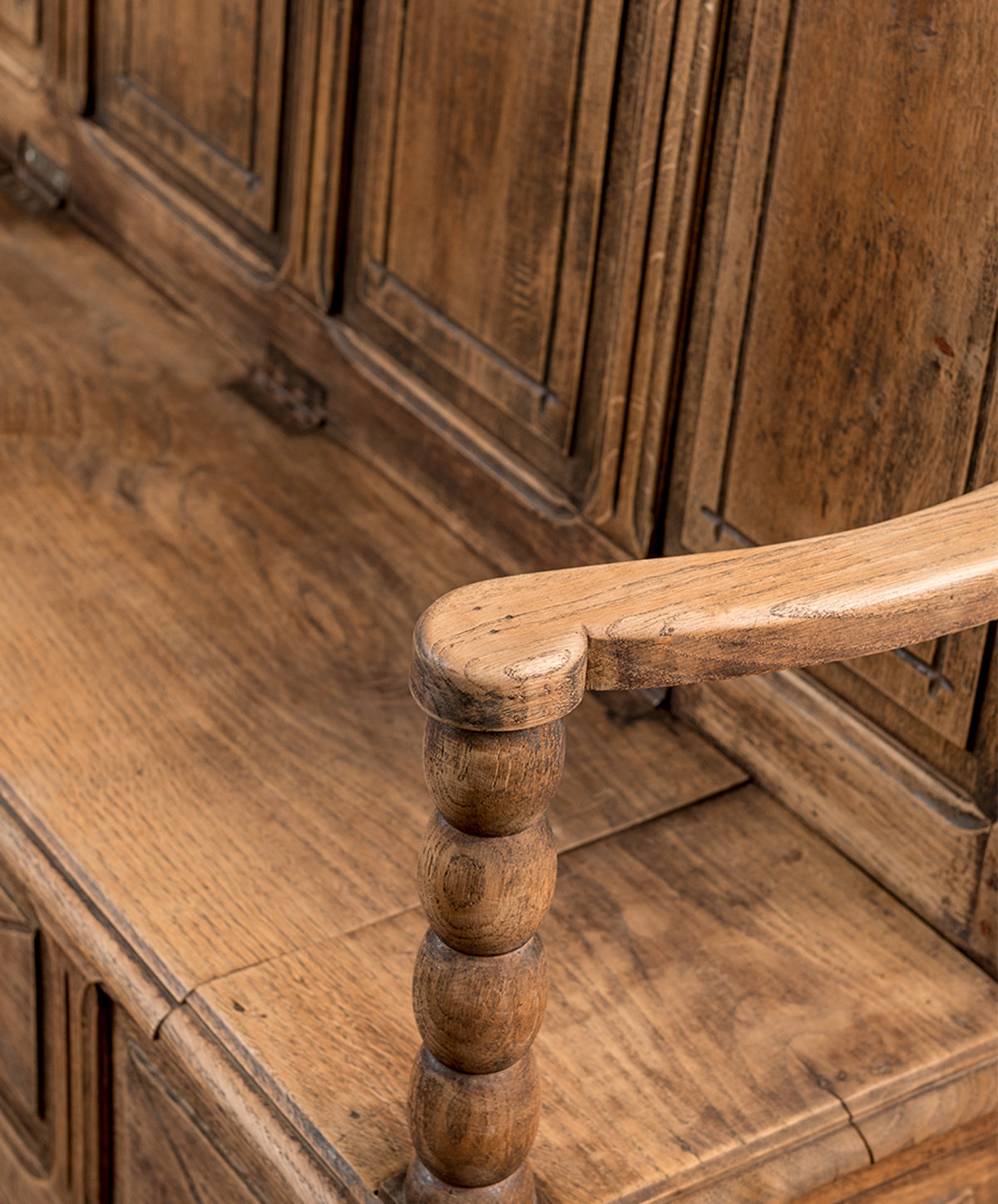 Detalle torneado de bola en el brazo del banco — Antique Arte y Decoración