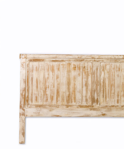 Primer plano de la textura de madera decapé y paneles verticales del cabecero