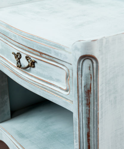 Detalle moldura del montante y madera vista bajo el azul decapado — Antique Arte y Decoración