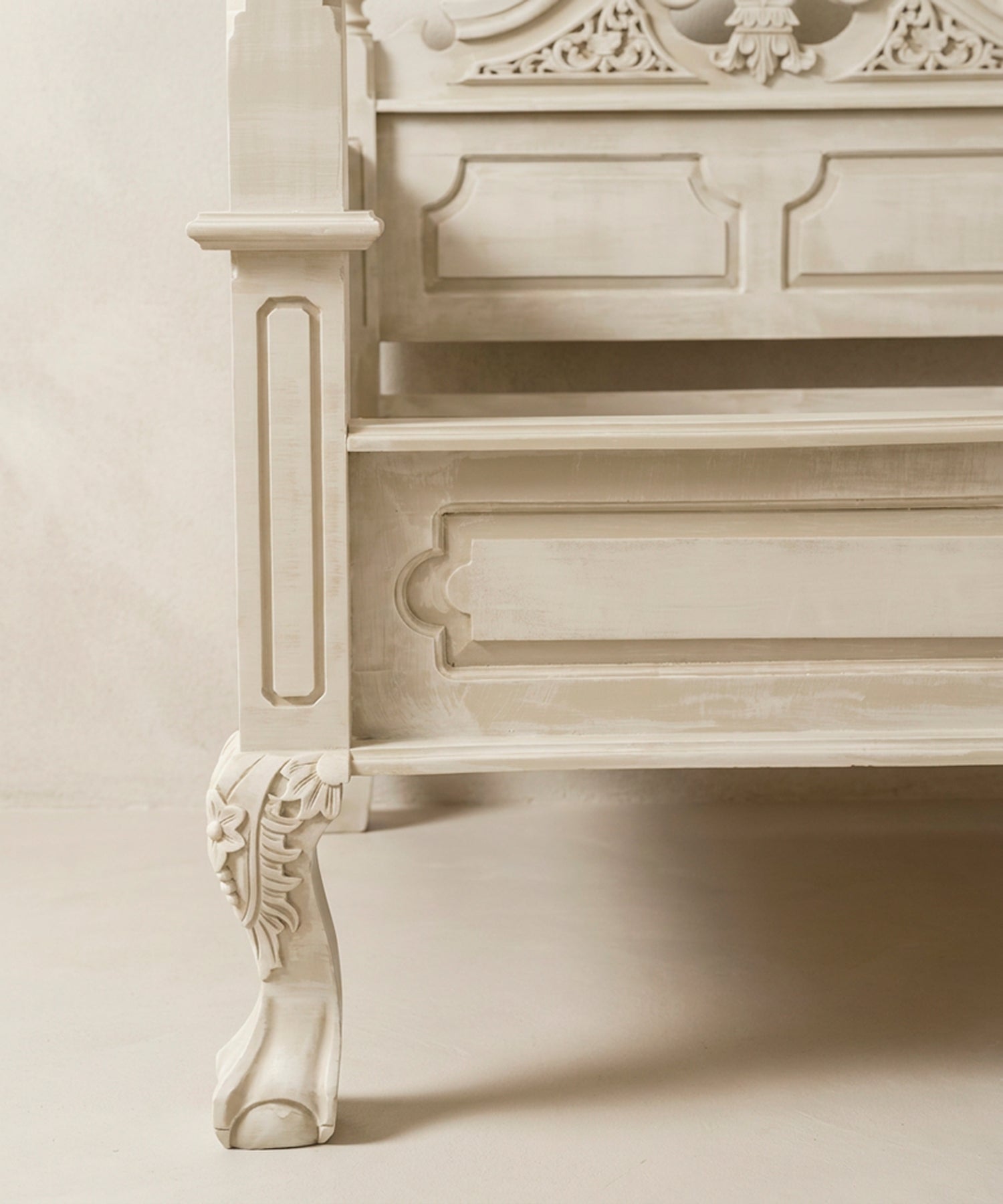 Detalle del piecero panelado y pata delantera tallada con acanto en blanco decapado — Antique Arte y Decoración