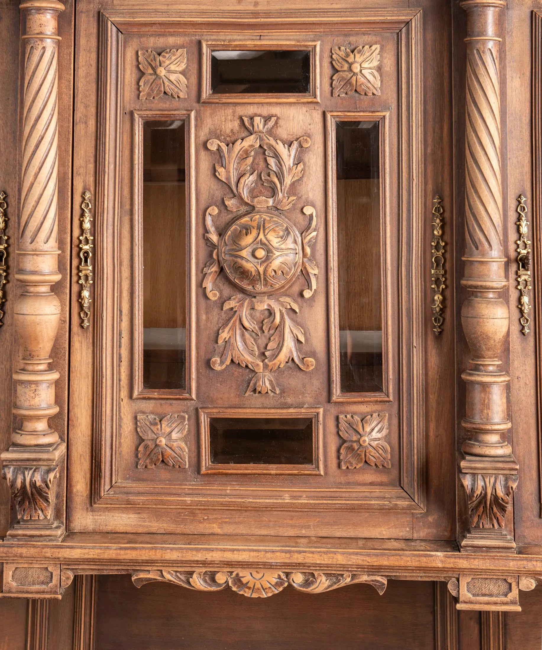 Detalle roseta central tallada con espejos biselados en nogal — Antique Arte y Decoración