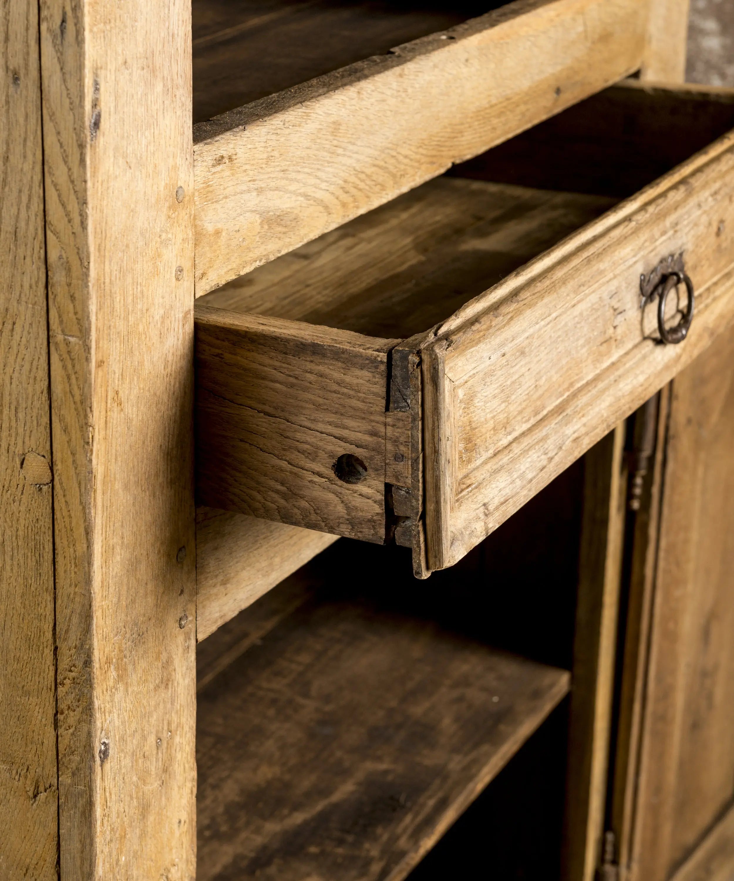 Armario antiguo rústico de roble lavado estilo provenzal (S. XVIII)