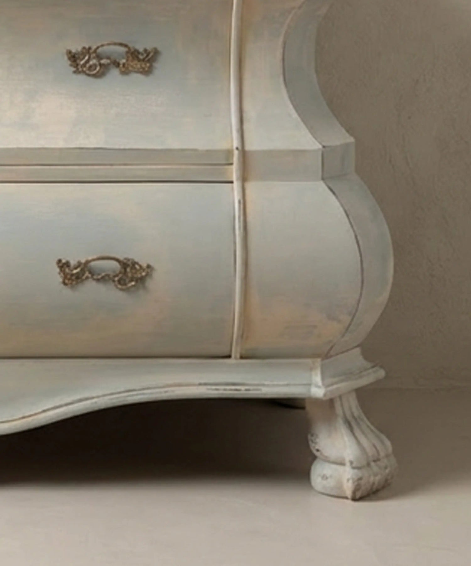 Cómoda baja estilo bombé holandés en azul empolvado y beige