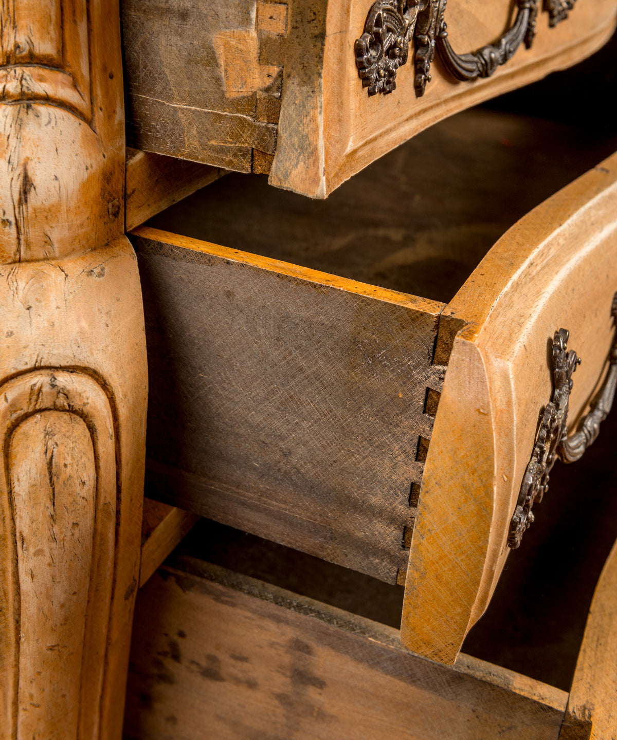 Detalle cajón abierto con ensamble en cola de milano — Antique Arte y Decoración