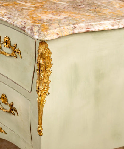 detalle Cómoda vintage de madera estilo francés Luis XV pintada en verde claro con bronces y mármol.