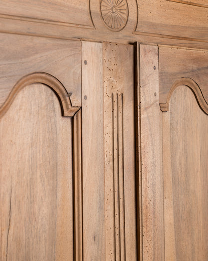 Detalle roseta tallada y montante acanalado de armario antiguo de nogal — Antique Arte y Decoración