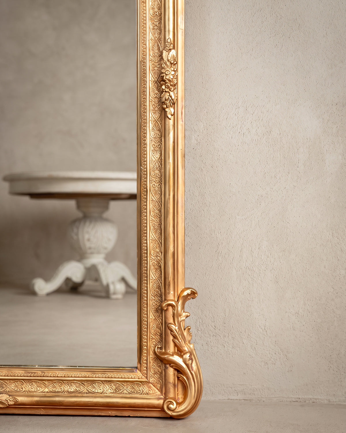 Detalle esquina inferior con voluta de acanto y friso de palmetas al pan de oro — Antique Arte y Decoración