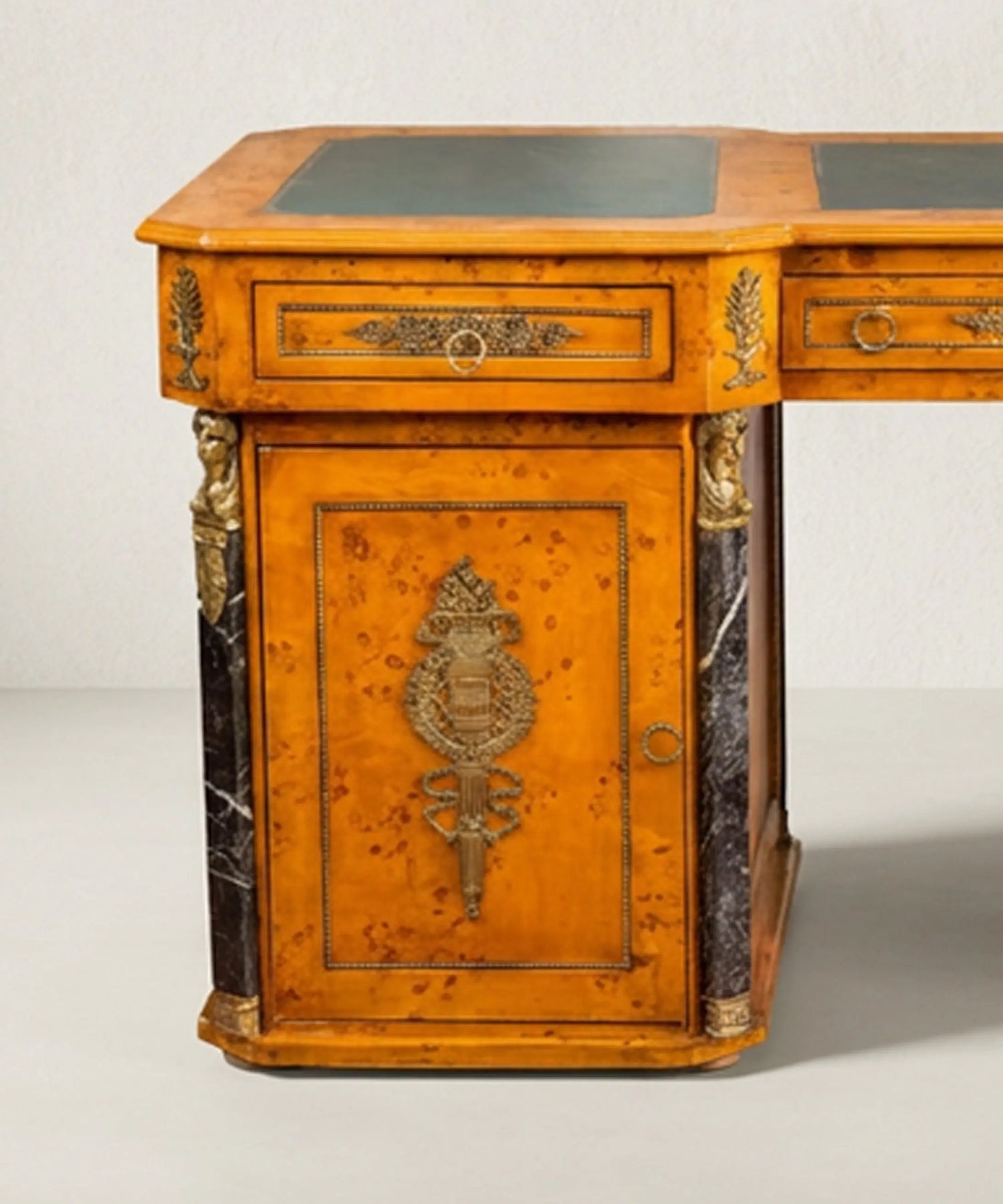 Detalle chapa de raíz y semicolumna de mármol negro del escritorio Imperio — Antique Arte y Decoración