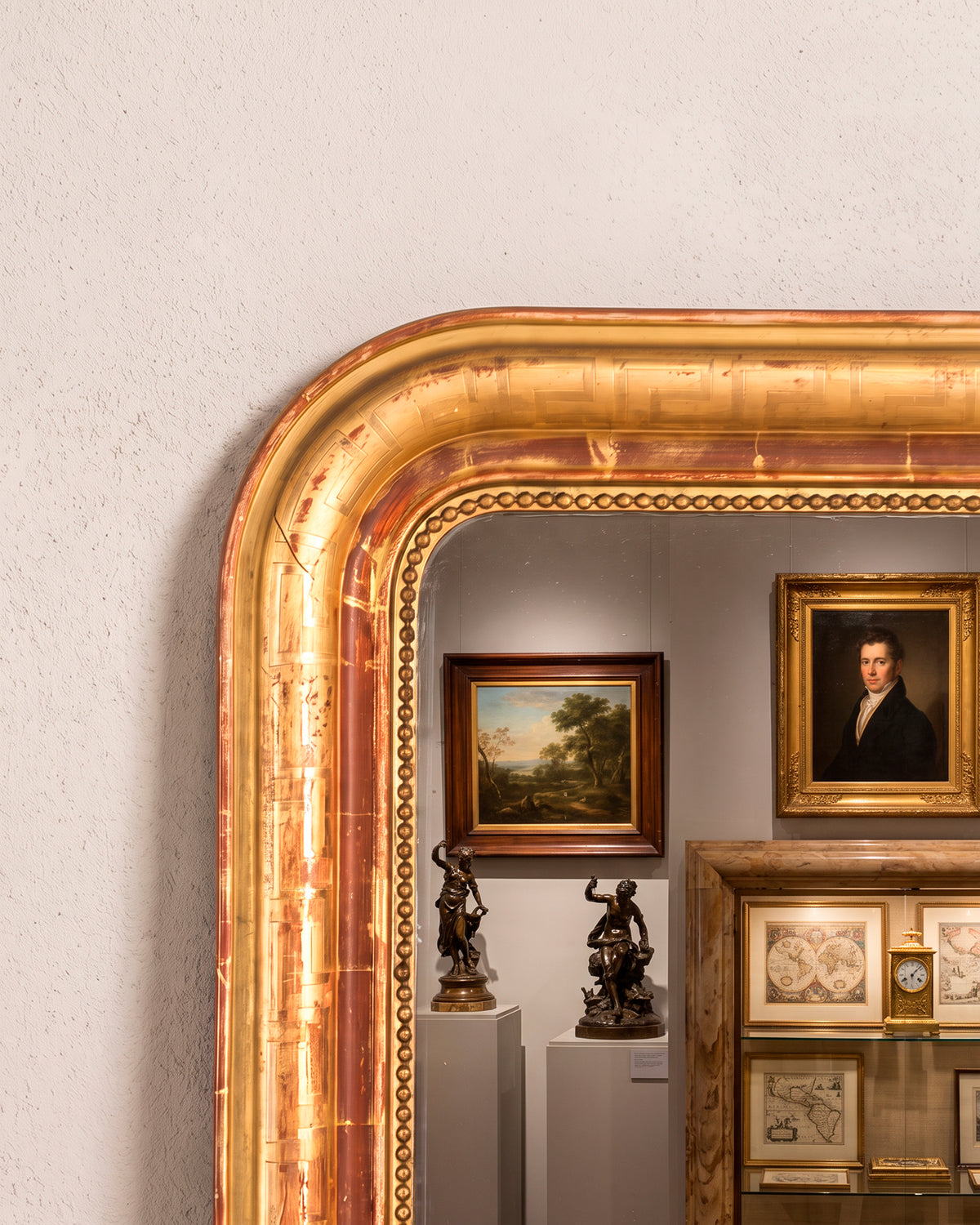 Detalle pan de oro desgastado sobre bol rojo, espejo Luis Felipe siglo XIX — Antique Arte y Decoración