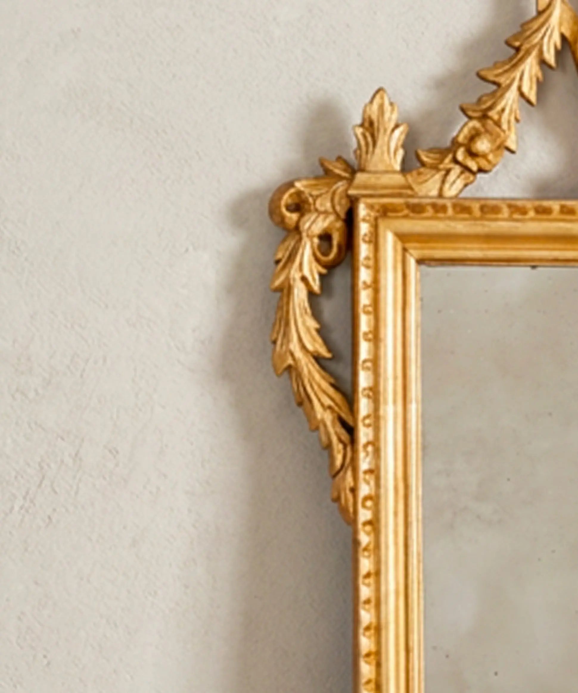Detalle esquina superior con hojas de acanto talladas a gubia y doradas — Antique Arte y Decoración