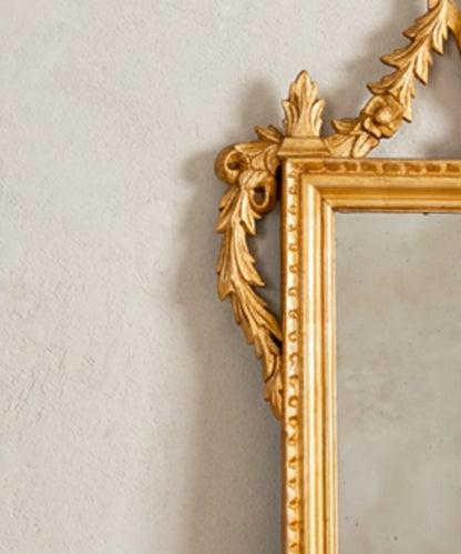 Detalle esquina superior con hojas de acanto talladas a gubia y doradas — Antique Arte y Decoración