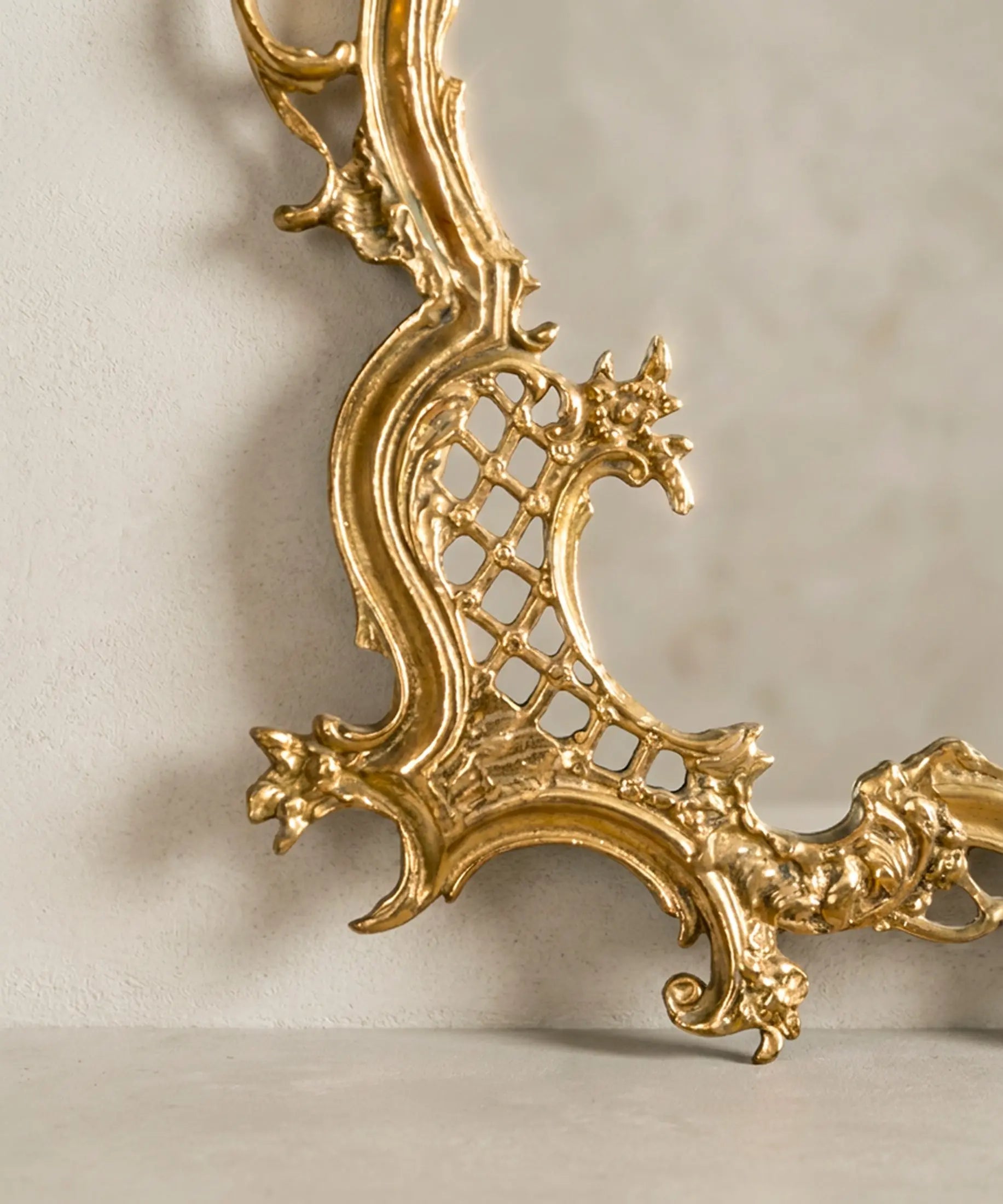 Detalle de roleos y celosía calada en bronce dorado — Antique Arte y Decoración
