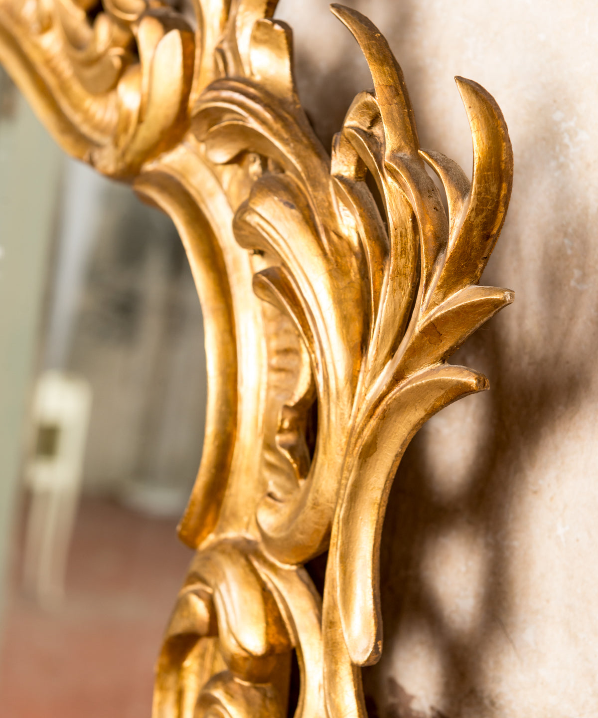 Detalle talla calada de hojas de acanto doradas — Antique Arte y Decoración