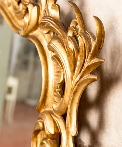 Detalle talla calada de hojas de acanto doradas — Antique Arte y Decoración