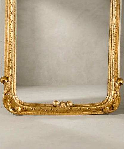 Detalle esquina inferior con volutas y entrelazado tallado dorado al pan de oro — Antique Arte y Decoración