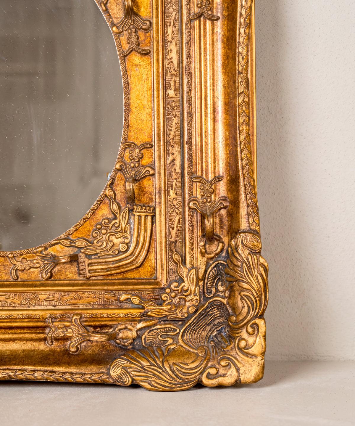 Detalle de la esquina inferior con concha y acanto en relieve y panel interior con cortinajes curvos, espejo dorado Luis XV — Antique Arte y Decoración