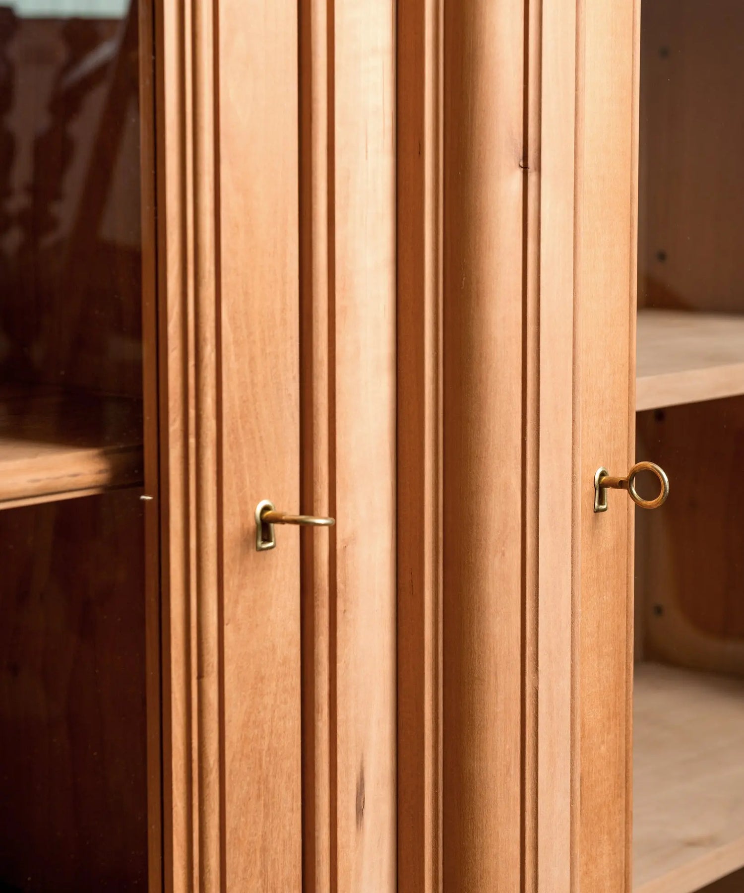 Alacena vitrina de madera lavada