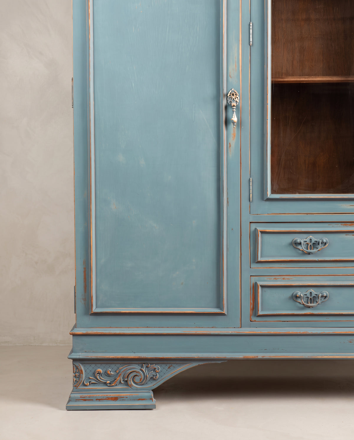 Detalle puerta lateral, cajones con tiradores de rocalla y pie tallado en decapé azul — Antique Arte y Decoración