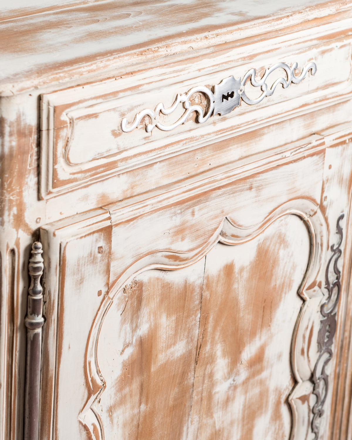 Detalle bocallave de hierro en volutas y cuarterón moldurado en decapé blanco — Antique Arte y Decoración