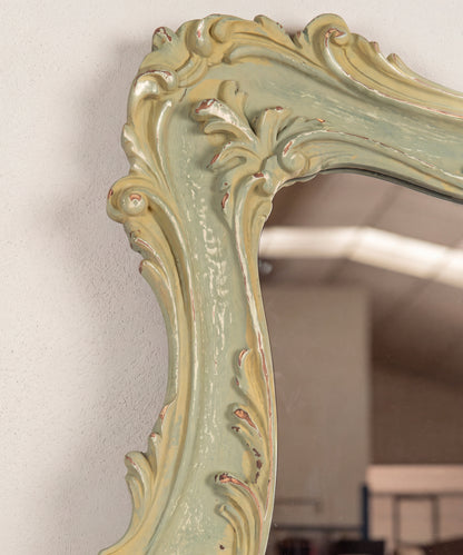 Detalle esquina del espejo Luis XV con hojas de acanto talladas y decapado en ocre — Antique Arte y Decoración