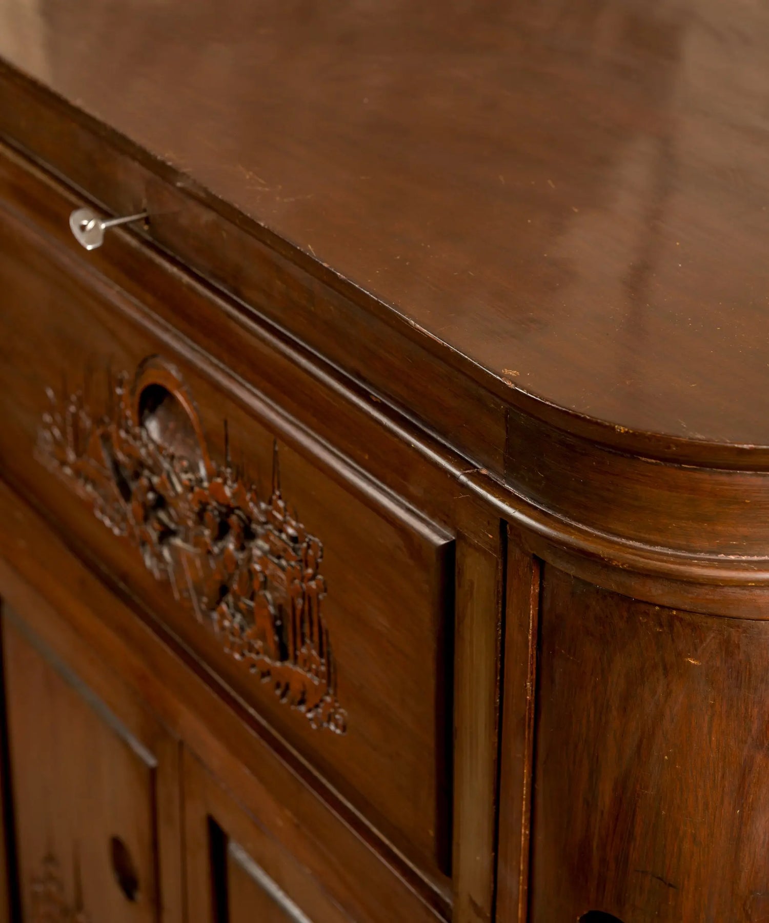 Interior del mueble bar con botellero de huecos individuales y panel tallado — Antique Arte y Decoración