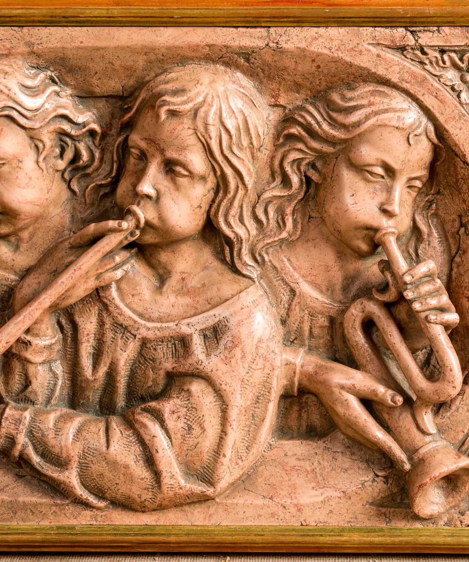Pareja de cuadros en altorrelieve de querubines músicos en marmolina (Estilo Renacentista)