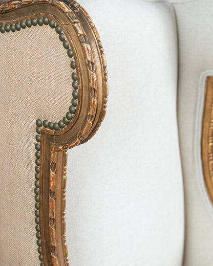 Detalle oreja con moldura de cinta y perlas dorada y tachuelas sobre arpillera — Antique Arte y Decoración