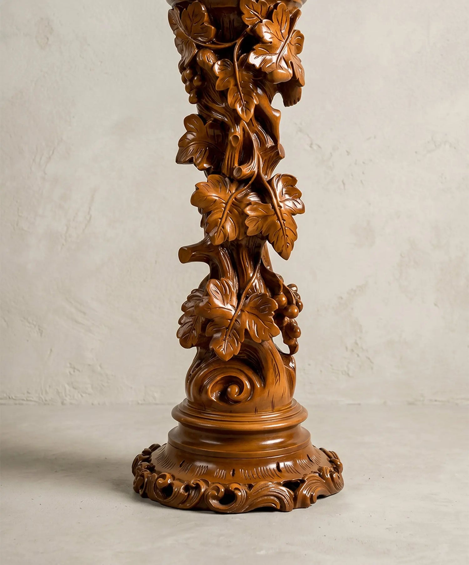 Detalle hojas de parra y racimos tallados en altorrelieve pedestal Belle Epoque — Antique Arte y Decoracion