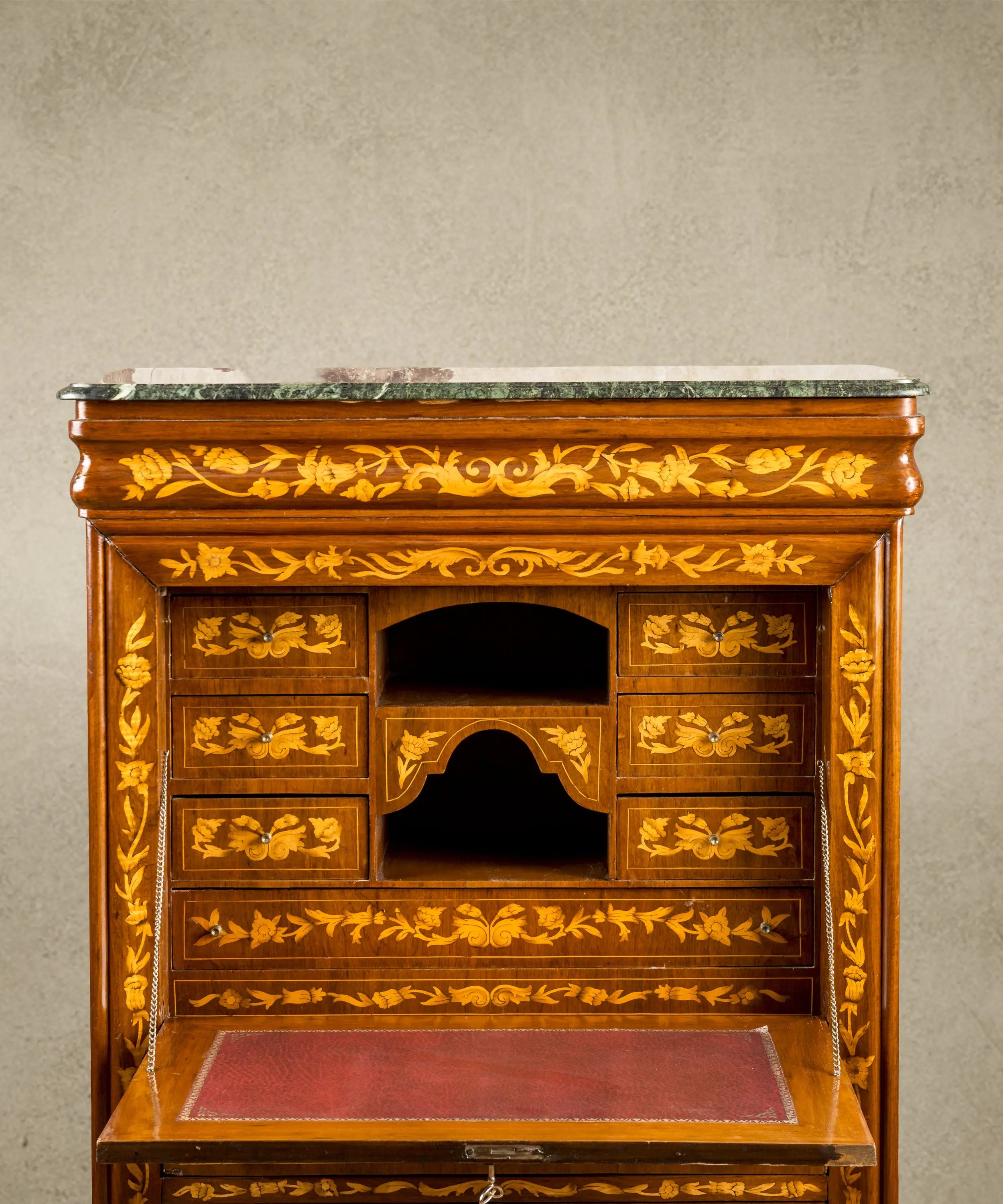 Secreter con marquetería floral y tapa de mármol verde