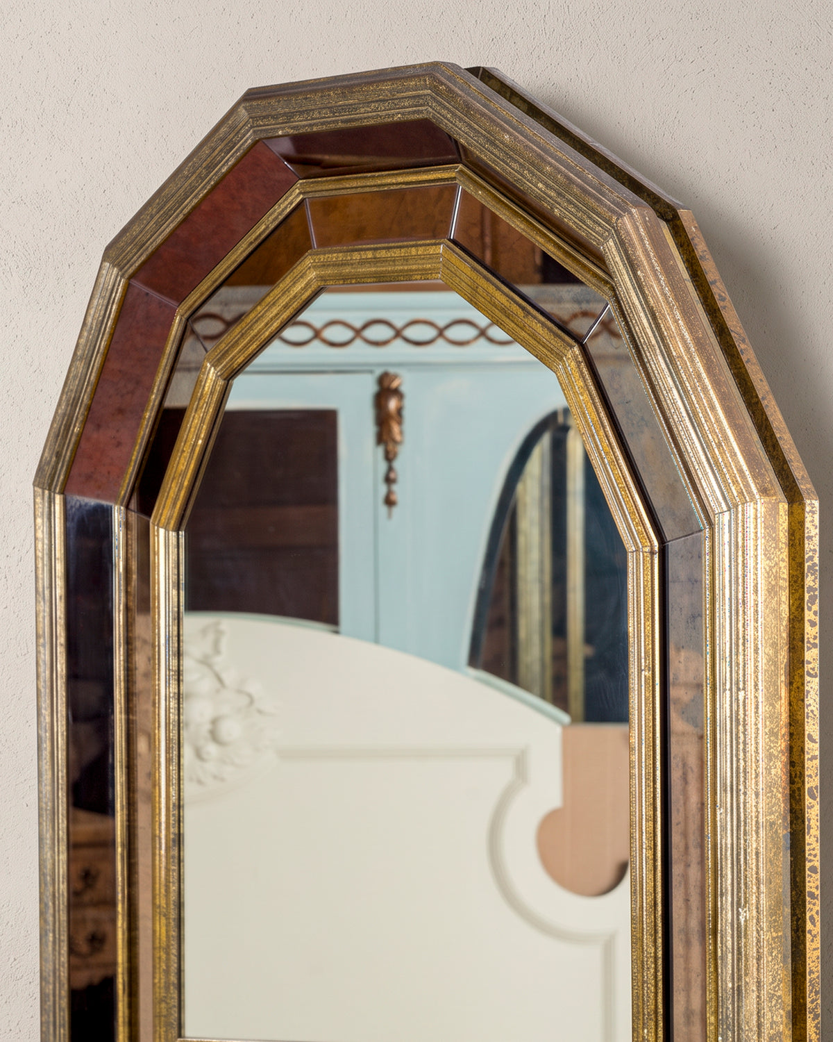 Detalle arco facetado con bandas de espejo ahumado biselado y molduras doradas — Antique Arte y Decoración