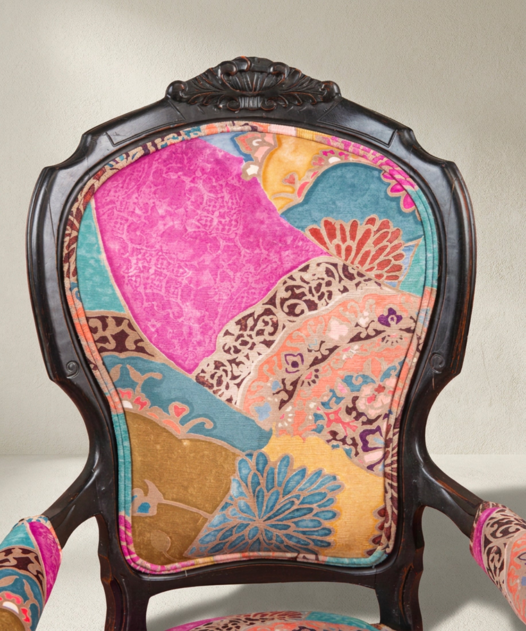 Sillón Isabelino Antiguo Tapizado en Terciopelo Estampado | Con Reposapiés a Juego
