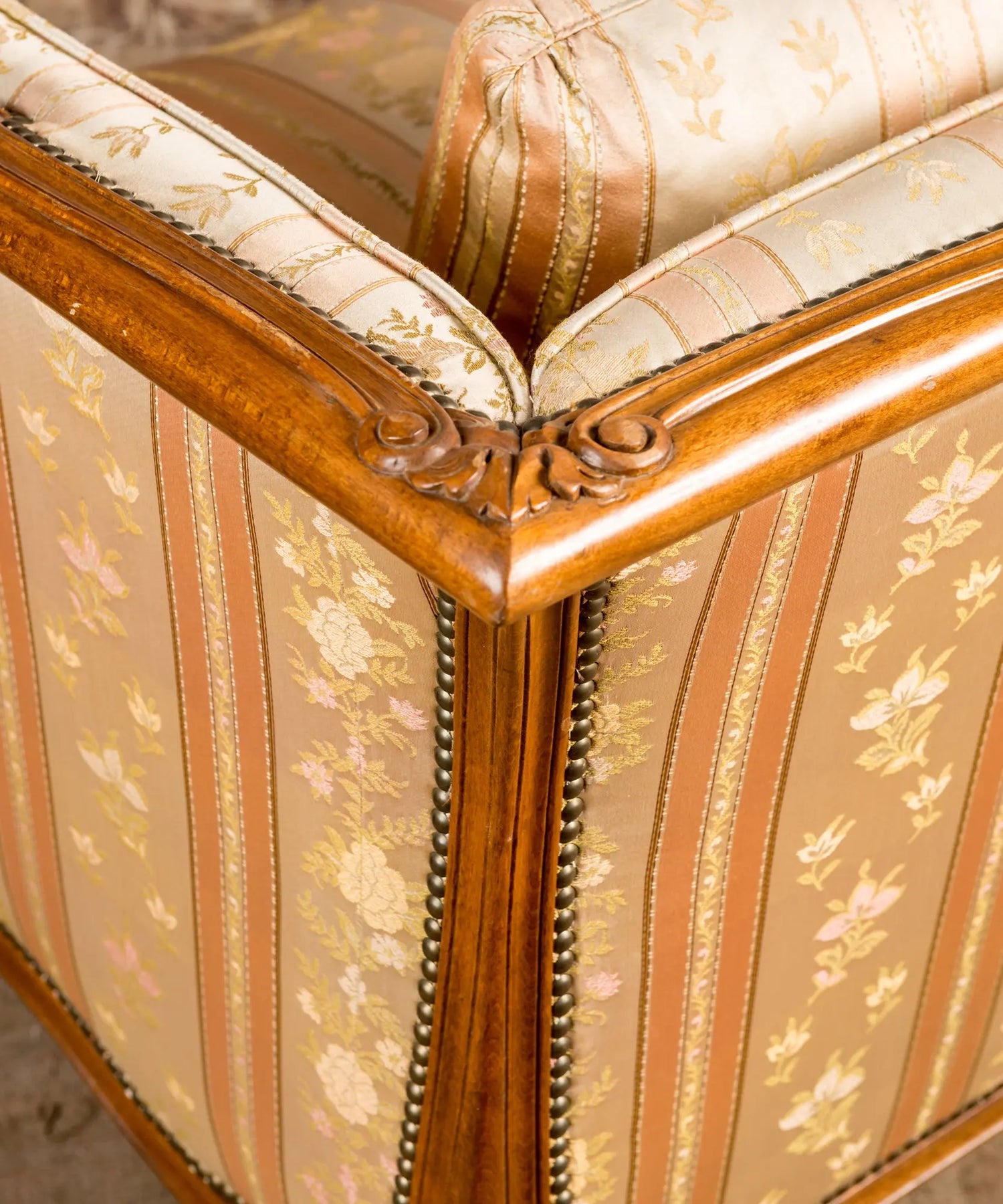 Sofá canapé estilo Luis XV tapizado en damasco floral