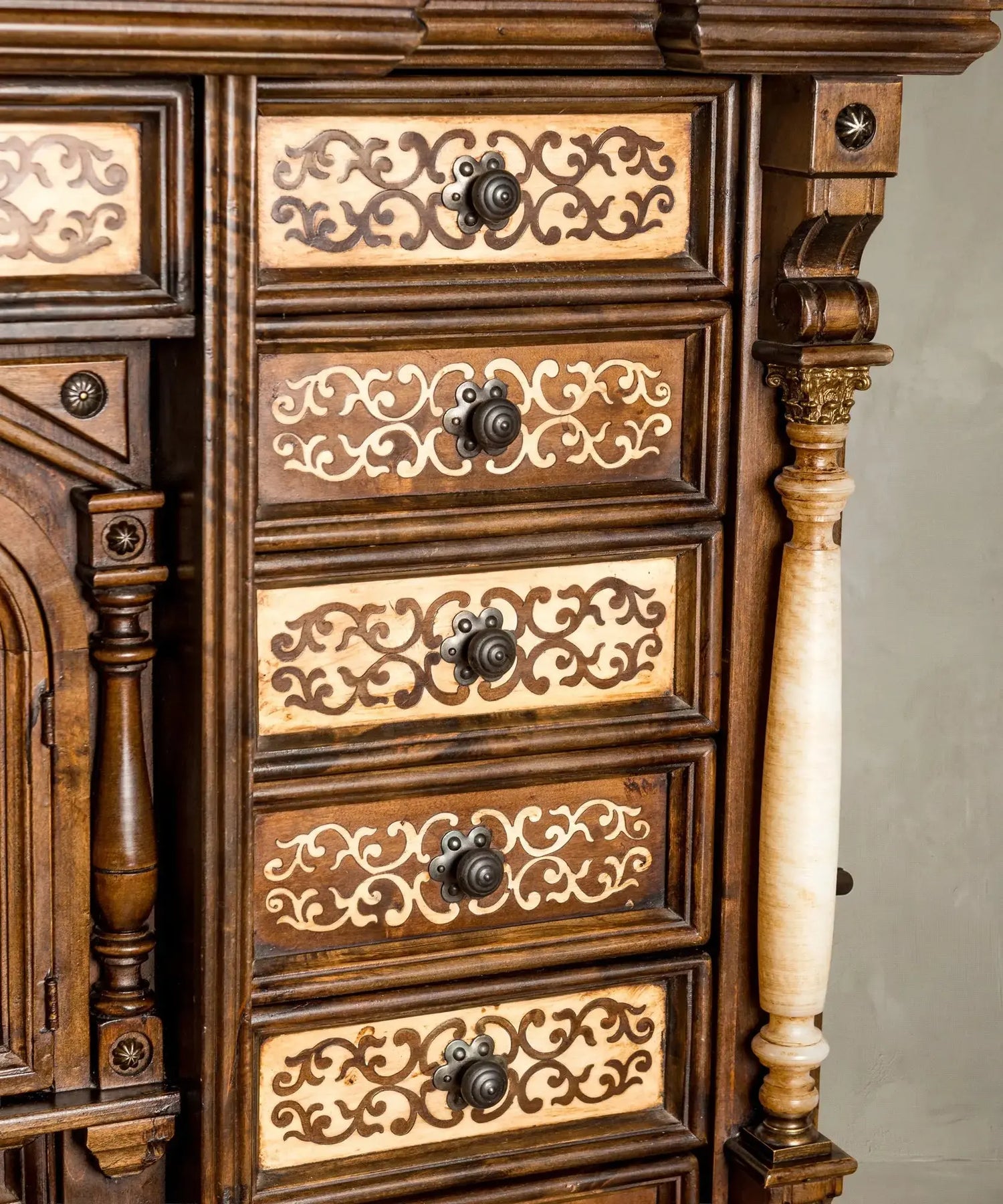 Bargueño papelera en Madera de Nogal y Taracea (Estilo Renacentista Español) Antique arte y decoracion