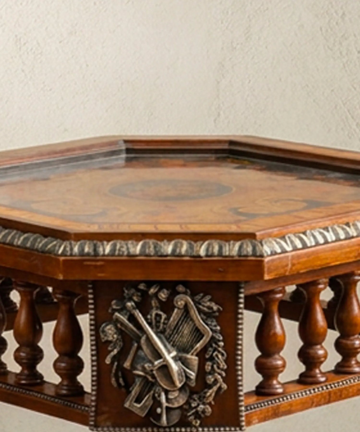Detalle aplique de bronce plateado con trofeo musical y galería torneada — Antique Arte y Decoración