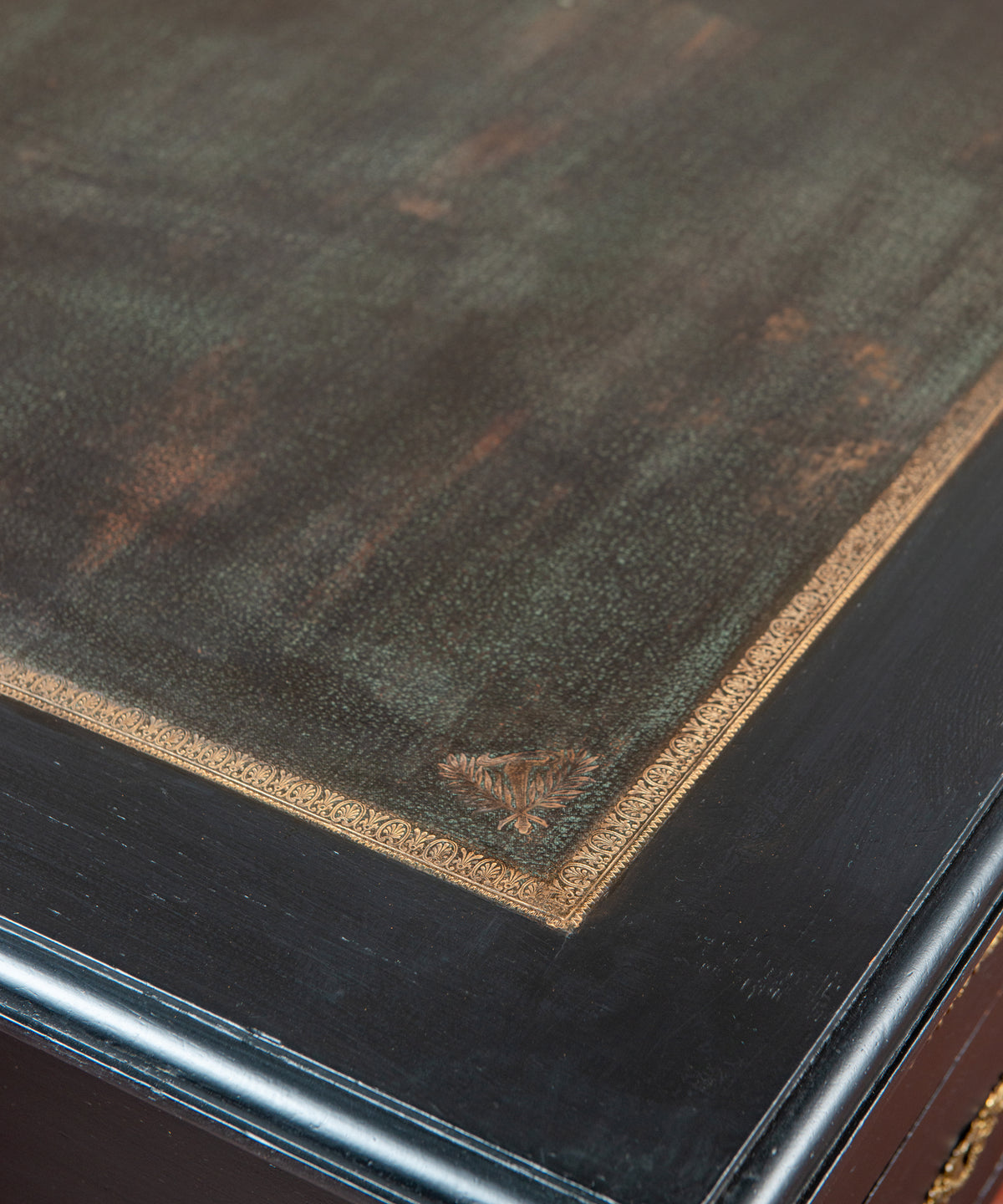 Escritorio Negro con Tablero de Piel | Estilo Imperio