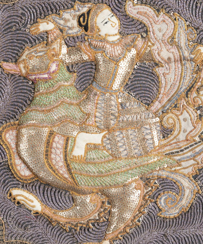 Cenefa bordada con pedrería de cristal y fondo de hilos metálicos en arte textil asiático.