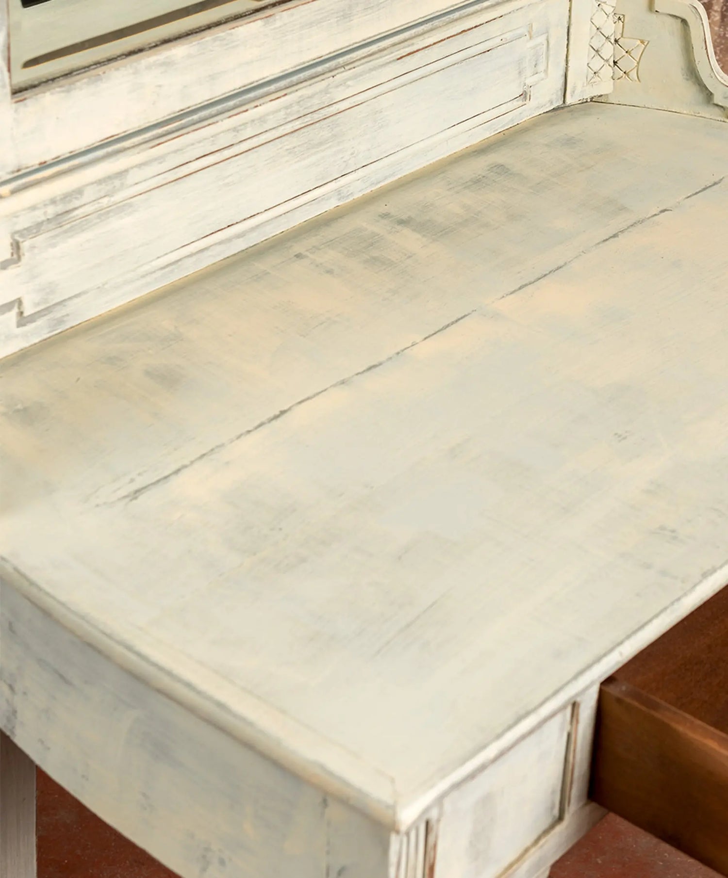 Detalle de la galería trasera con moldura y acabado gris decapado del tocador — Antique Arte y Decoración