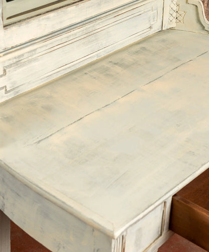 Detalle de la galería trasera con moldura y acabado gris decapado del tocador — Antique Arte y Decoración