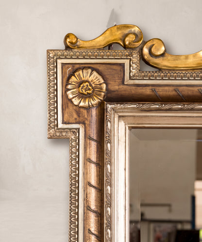 Detalle esquina superior del espejo con roseta dorada y marco de orejetas — Antique Arte y Decoración
