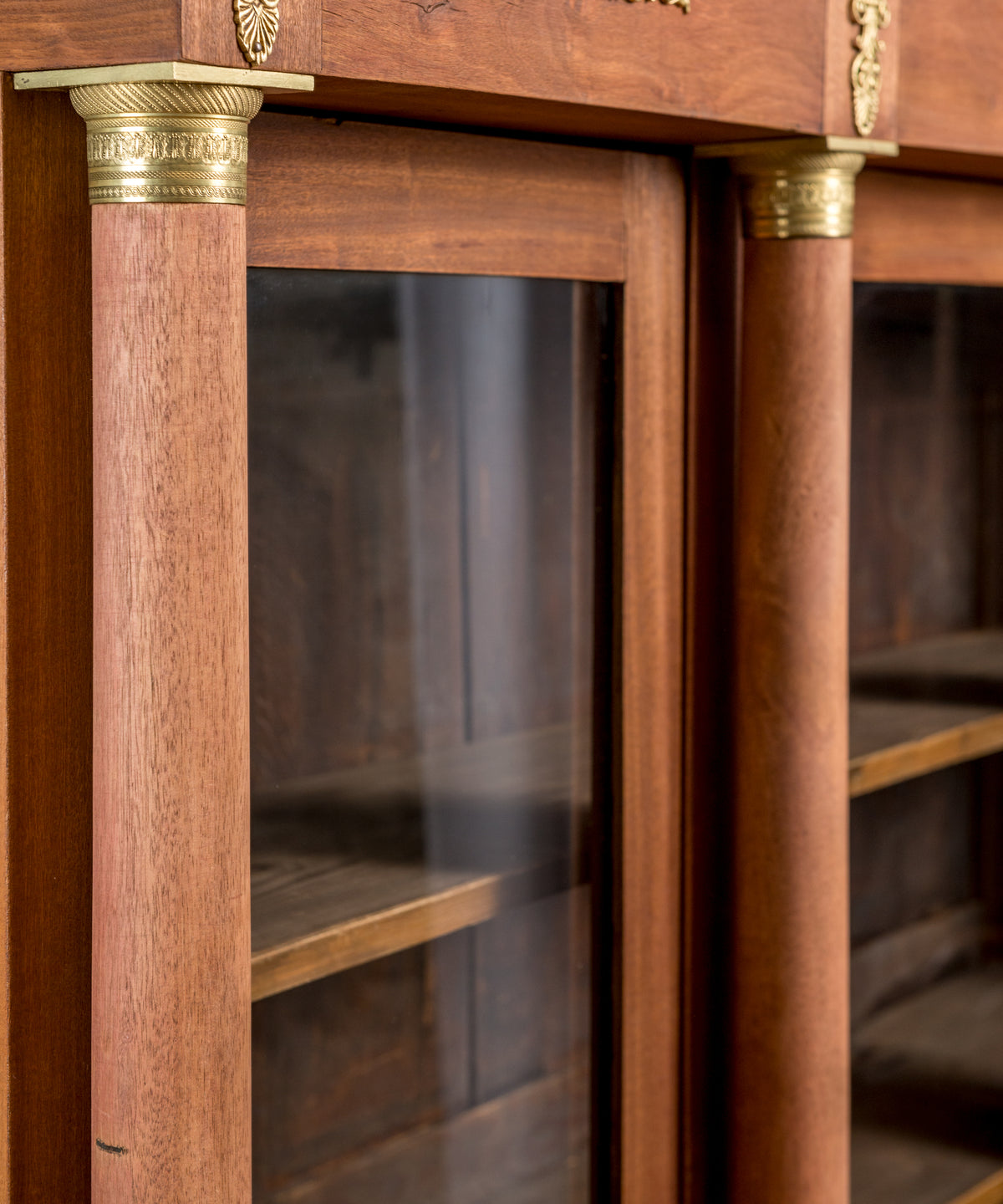 Detalle columna torneada de caoba con capitel de bronce dorado y palmeta, vitrina estilo Imperio — Antique Arte y Decoración