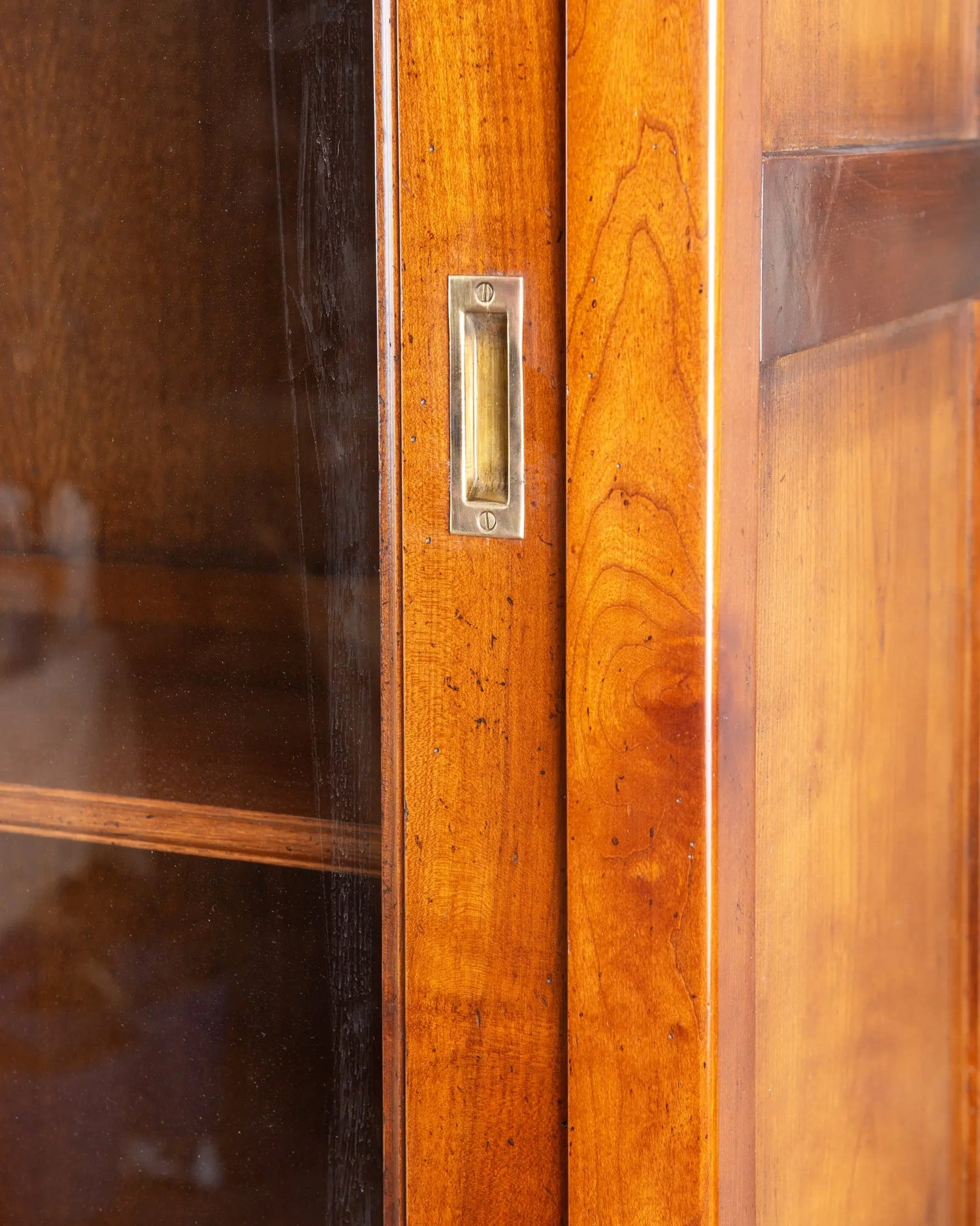Vitrina Antigua de Cerezo con Puertas Correderas