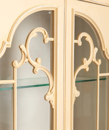 Detalle copete tallado y calado con volutas de acanto sobre el cristal — Antique Arte y Decoración