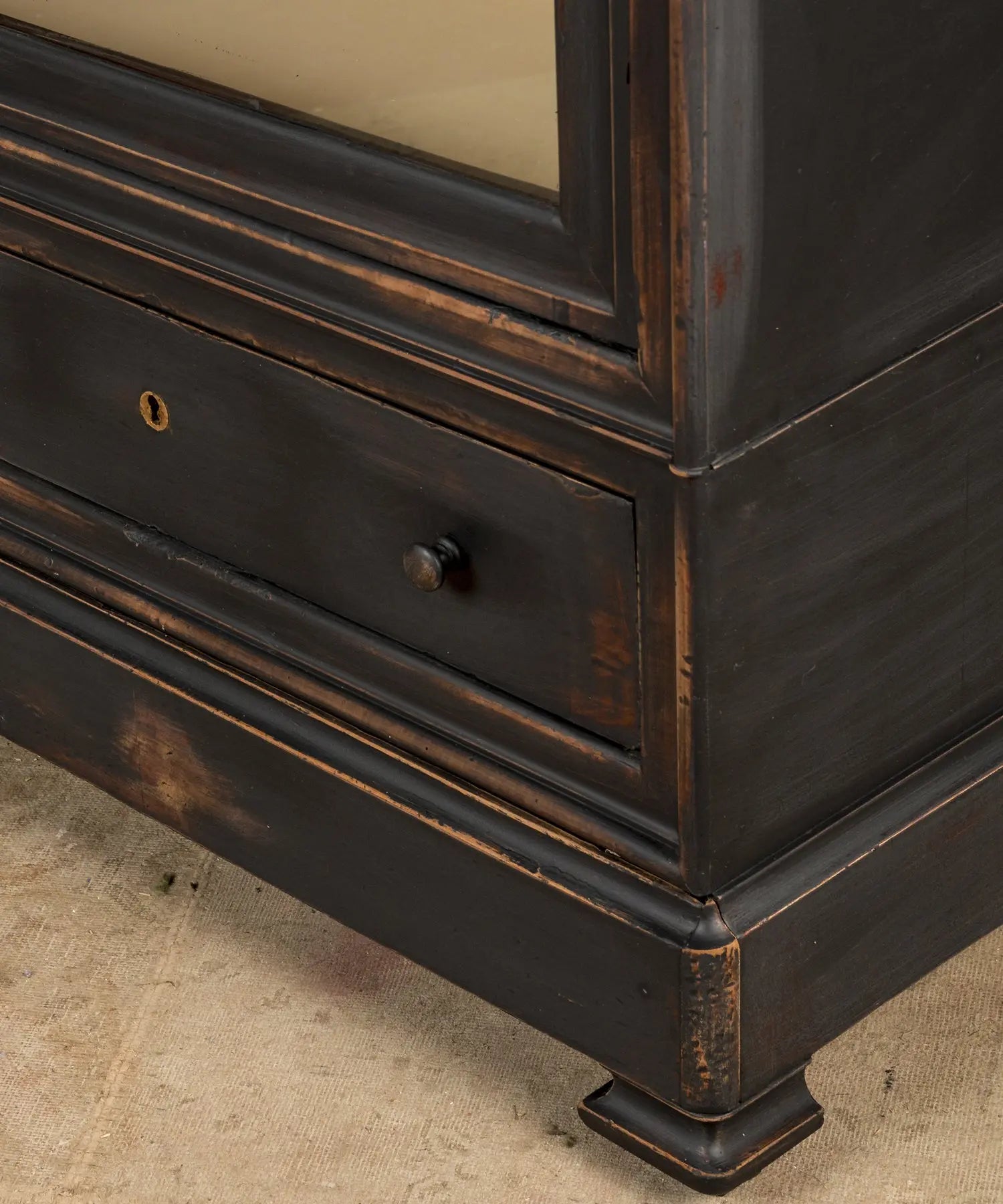 Vitrina antigua restaurada de estilo neoclásico